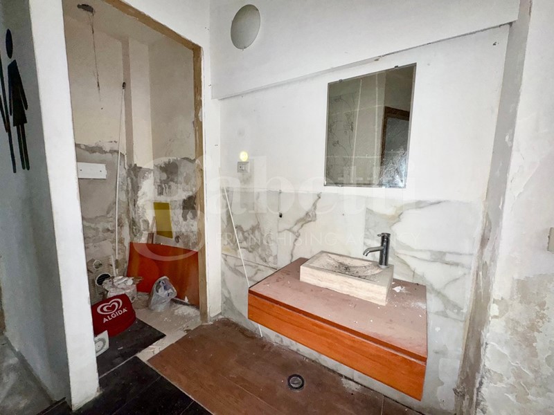 Negozio in Affitto a Napoli, 500€, 85 m²