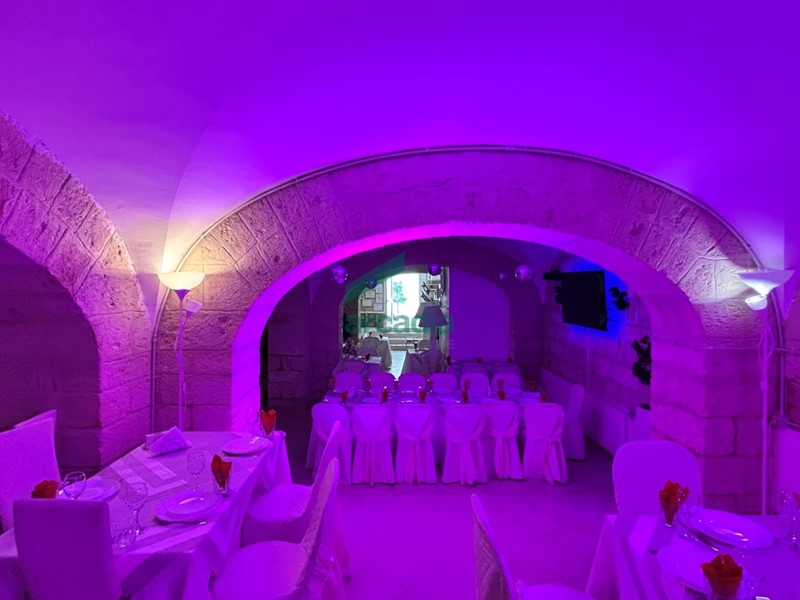 Immobile commerciale in Vendita a Bari, zona Murat, 155'000€, 300 m²