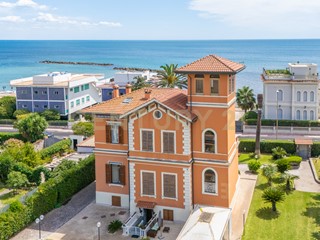 Casa Indipendente in Vendita a Santa Marinella, 2'000'000€, 536 m², arredato, con Box