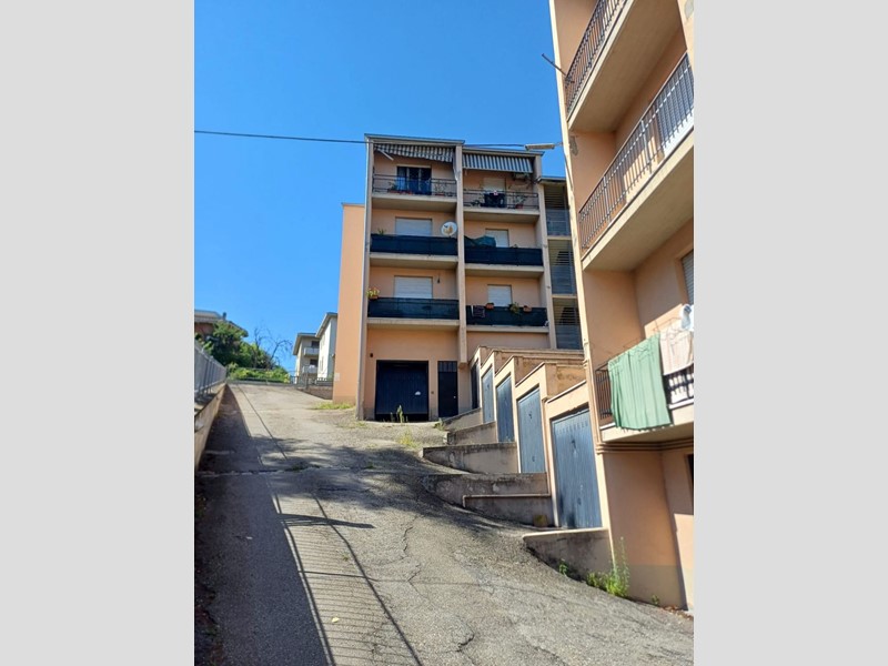 Appartamento in Vendita a Medesano, zona Ramiola, 110'000&euro;, 120 m²