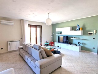Trilocale in Vendita a Mondragone, zona VIA FIUMARA, 145'000€, 110 m², con Box