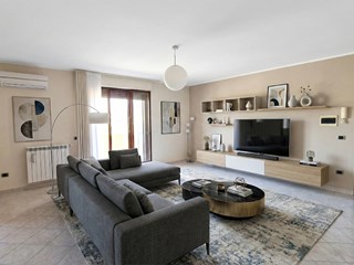 Trilocale in Vendita a Mondragone, zona VIA FIUMARA, 145'000&euro;, 110 m², con Box