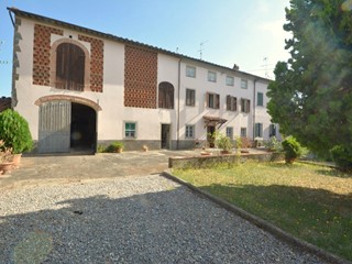 Villa bifamiliare in Vendita a Capannori, zona Verciano, 395'000€, 300 m²