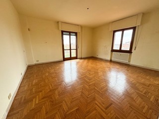 Appartamento in Affitto a Pisa, 1'600€, 155 m²