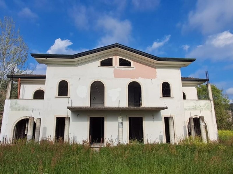 Villa in Vendita a Montignoso, 640'000€, 360 m², con Box