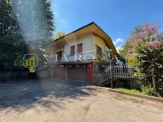 Villa in Vendita a Capannori, zona Massa Macinaia, 450'000€, 140 m², arredato, con Box