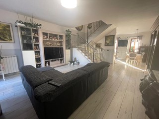 Villetta a schiera in Vendita a Carrara, zona Avenza, 345'000€, 150 m²