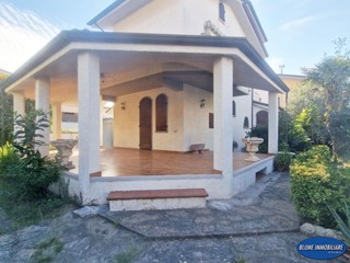 Villa in Vendita a Viareggio, zona Torre Del Lago Puccini, 375'000€, 260 m²