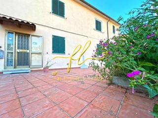 Casa Indipendente in Vendita a Castellina Marittima, 120'000€, 148 m², con Box