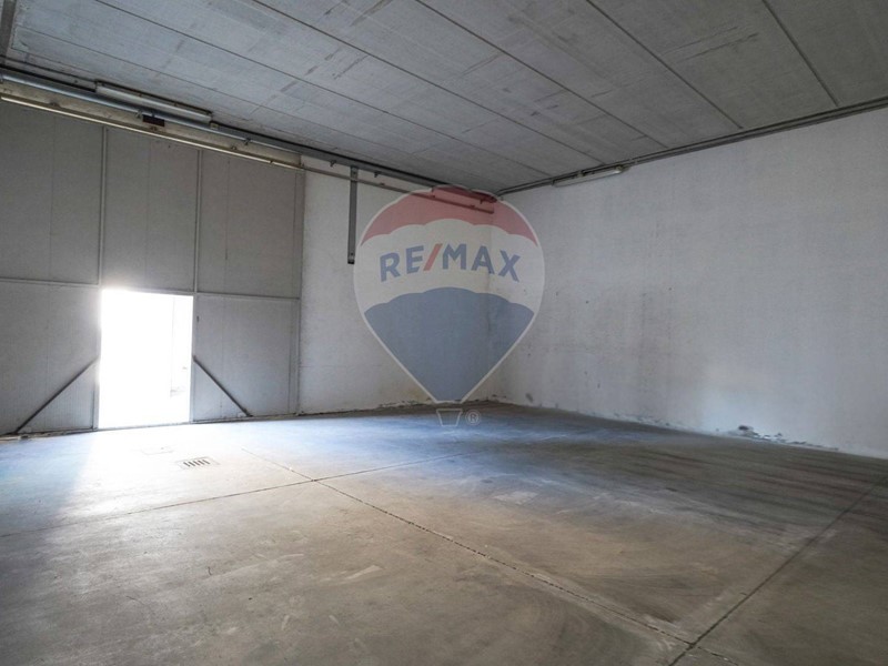 Immobile commerciale in Vendita a Bergamo, 595'000€, 935 m²