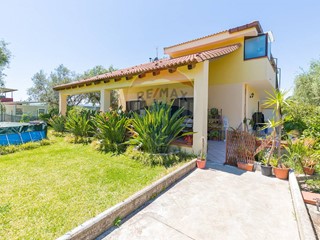 Villa in Vendita a Siracusa, 259'000&euro;, 250 m²