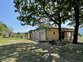 Rustico in Vendita a Rocchetta a Volturno, 780'000€, 260 m²