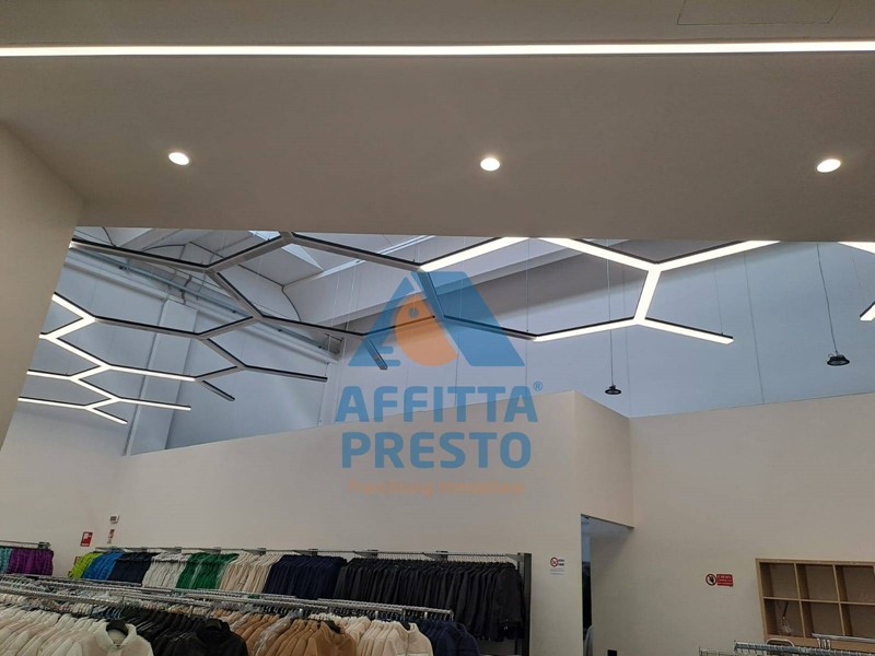 Attività commerciale in Affitto a Prato, 730 m²