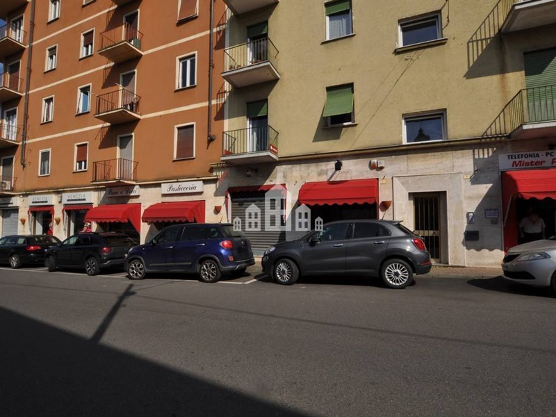 Immobile commerciale in Affitto a Cuorgnè, 1'000€, 90 m²