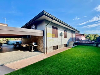 Villa in Vendita a Grezzago, 449'000€, 252 m²