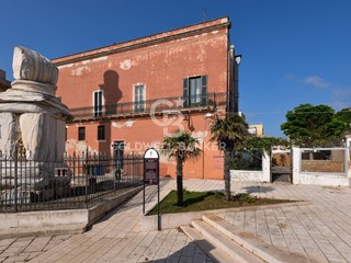 Attività commerciale in Vendita a Brindisi, 410'000€, 153 m²