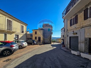 Casa Semi Indipendente in Vendita a Bucchianico, 50'000€, 195 m²
