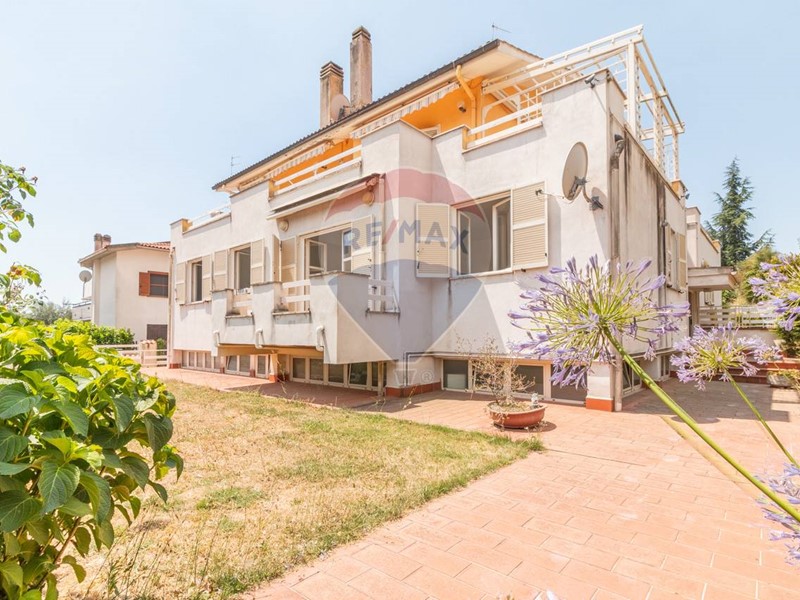 Appartamento in Vendita a Canino, 140'000€, 127 m²