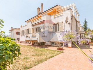 Appartamento in Vendita a Canino, 140'000€, 127 m²