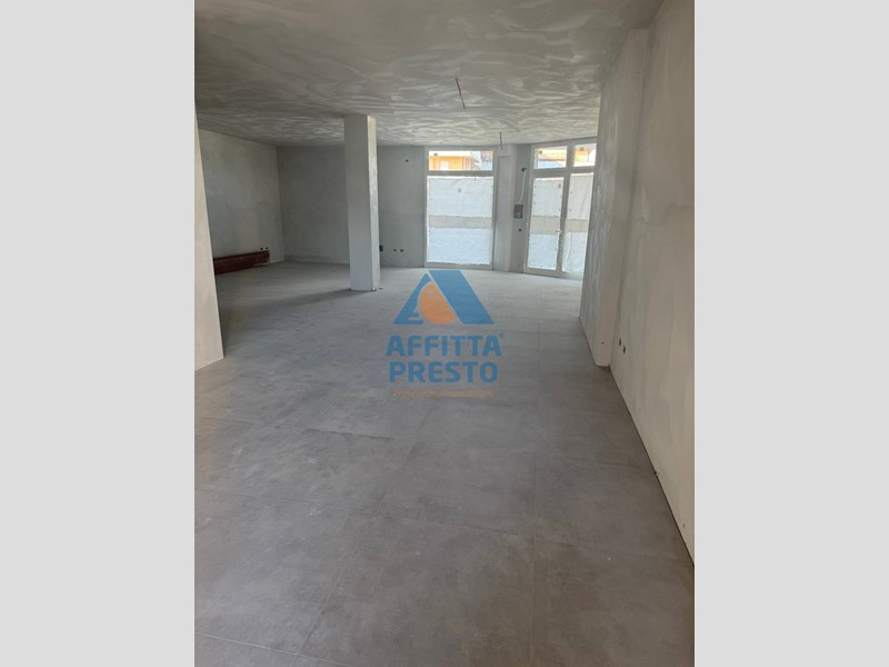 Attività commerciale in Affitto a Capraia e Limite, 490€, 40 m²