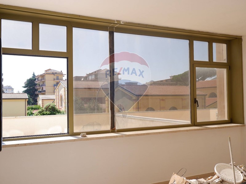Ufficio in Affitto a Caserta, 900€, 300 m²