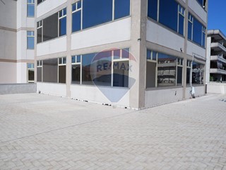 Ufficio in Affitto a Caserta, 900€, 300 m²