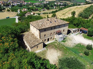Rustico in Vendita a Fermo, 195'000€, 370 m²