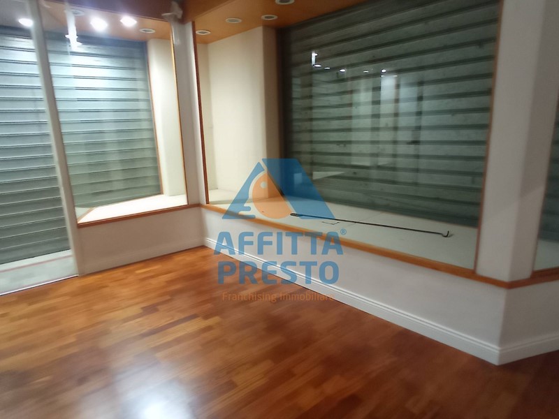 Attività commerciale in Affitto a Empoli, 950&euro;, 50 m²