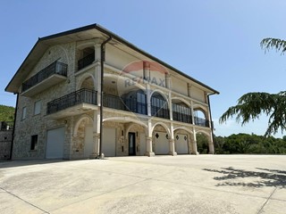 Villa in Vendita a Colli a Volturno, 750'000€, 427 m²