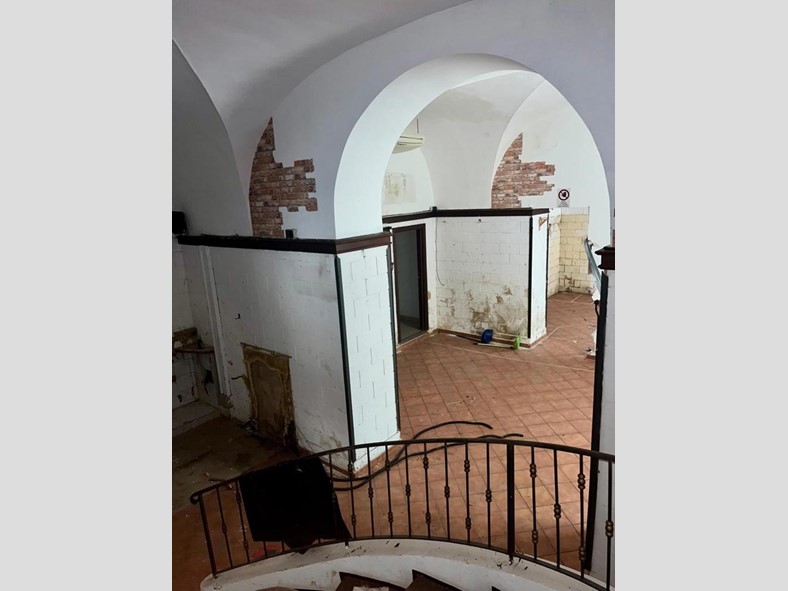 Negozio in Affitto a Palermo, 1'700€, 175 m²