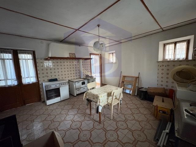 Casale in Vendita a Budoia, 85'000€, 300 m², con Box