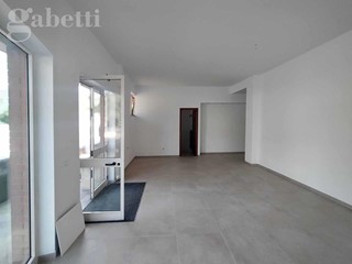 Negozio in Affitto a Senigallia, 800€, 46 m²