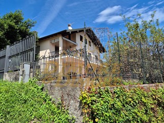 Casa Indipendente in Vendita a Arizzano, 650'000€, 320 m², con Box