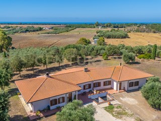 Casa Indipendente in Vendita a Montalto di Castro, zona Campagna Montalto Di Castro, 479'000€, 156 m², con Box