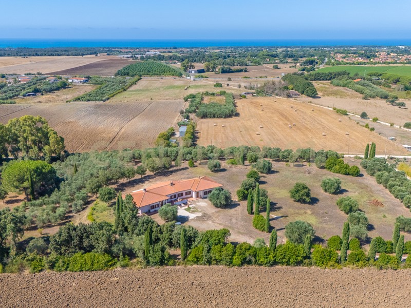 Casa Indipendente in Vendita a Montalto di Castro, zona Campagna Montalto Di Castro, 899'000€, 156 m², con Box