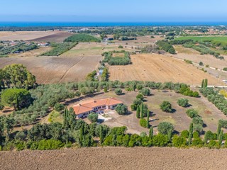 Casa Indipendente in Vendita a Montalto di Castro, zona Campagna Montalto Di Castro, 899'000€, 156 m², con Box