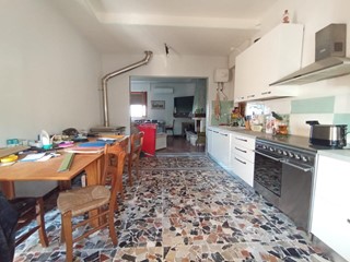 Casa Indipendente in Vendita a Cascina, zona Santo Stefano a Macerata, 270'000€, 180 m², con Box