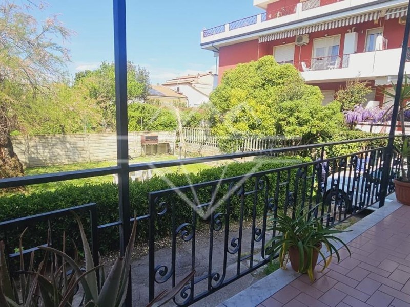 Quadrilocale in Affitto a Carrara, zona Marina di Carrara, 1'200€, 110 m², arredato