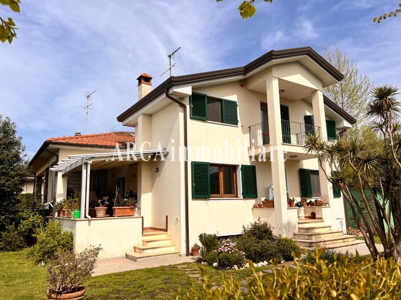 Villa bifamiliare in Vendita a Pietrasanta, 540'000€, 181 m²