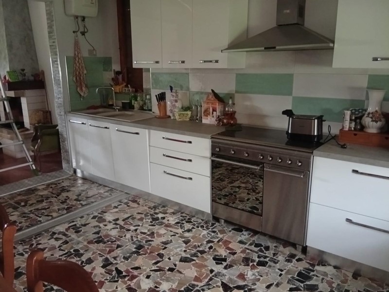 Casa Indipendente in Vendita a Cascina, 270'000€, 120 m², arredato, con Box