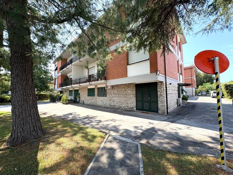 Appartamento in Vendita a Massa, zona Ronchi, 350'000&euro;, 150 m²