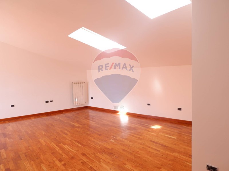 Villa in Affitto a Caserta, 1'200€, 198 m²