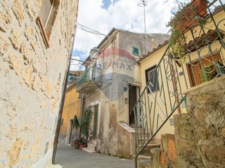 Quadrilocale in Vendita a Ischia di Castro, 53'000€, 152 m²