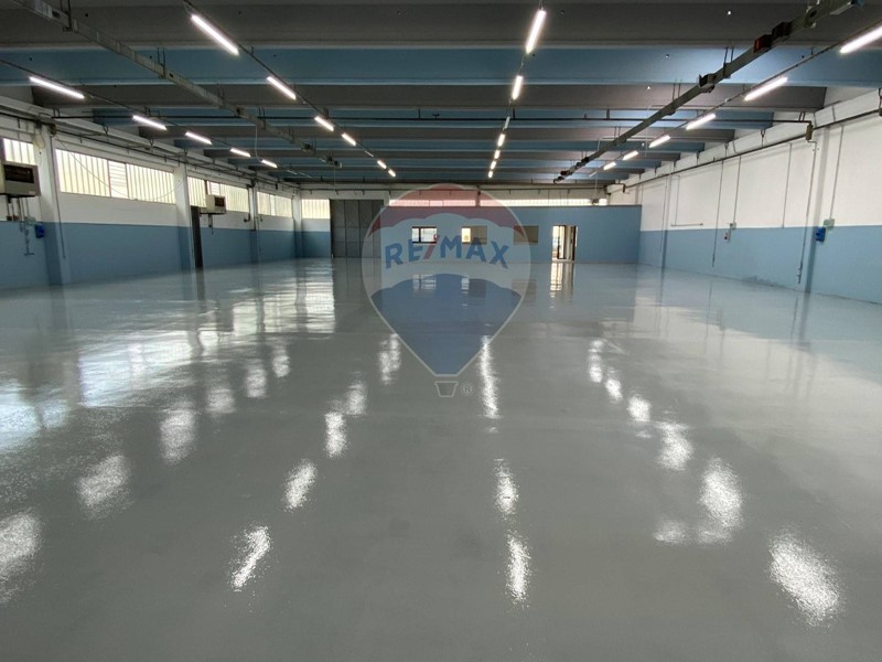 Capannone in Vendita a Casciana Terme Lari, 438'700€, 1200 m²