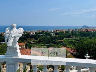 Villa in Vendita a Ceriale, 699'000€, 281 m²