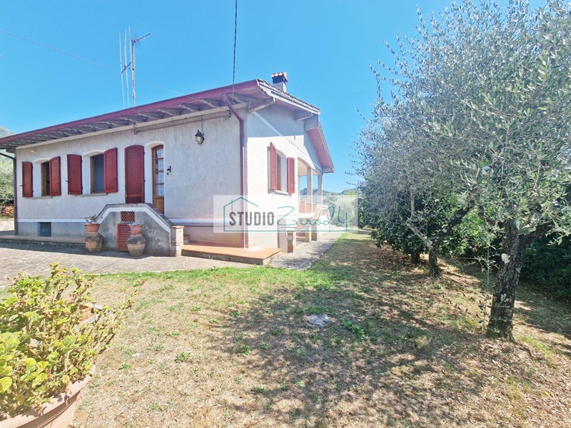 Villa in Vendita a Camaiore, 395'000&euro;, 150 m²