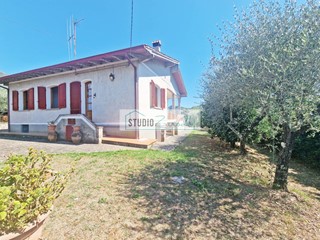 Villa in Vendita a Camaiore, 395'000&euro;, 150 m²
