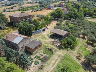 Rustico in Vendita a Coriano, 210'000€, 301 m²