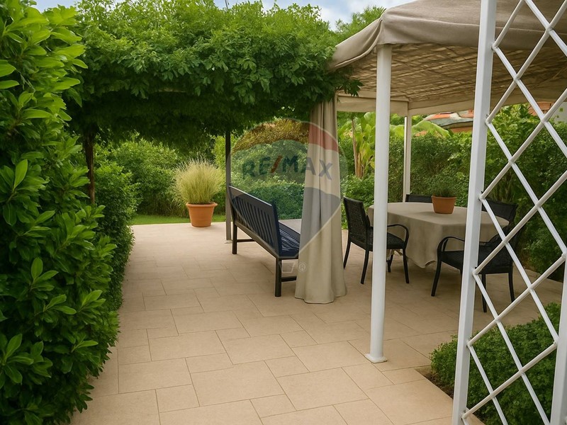 Casa Semi Indipendente in Vendita a Novara, 330'000€, 241 m²