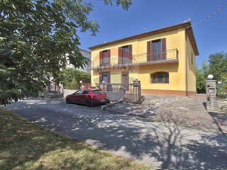 Casa Indipendente in Vendita a Arezzo, 250'000€, 230 m²
